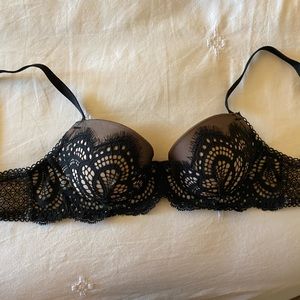 Victorias Secret Size 32A Black and Nude Lace Bra no push-up
